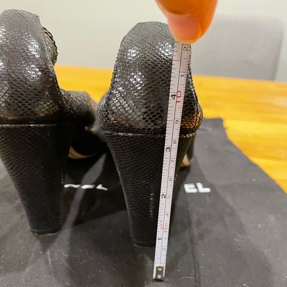 Gorgeous: Authentic Chanel black pumps with gold lace overlay. NWOT - Picture 2 of 7